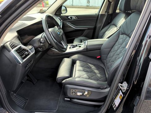Used 2025 BMW X7 xDrive40i w/ Premium Package image 8
