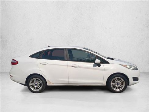 Used 2017 Ford Fiesta SE image 4