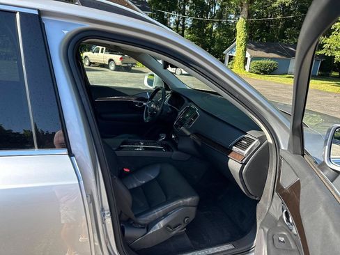 Used 2019 Volvo XC90 T6 Momentum w/ Protection Package AWD/4WD image 8