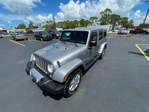 Used 2017 Jeep Wrangler Unlimited Sahara w/ Connectivity Group AWD/4WD image 10