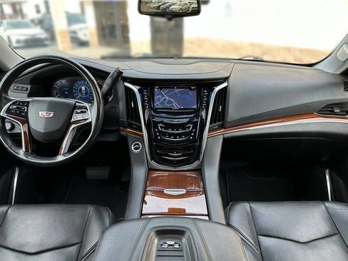 Used 2018 Cadillac Escalade ESV Premium Luxury AWD/4WD image 7