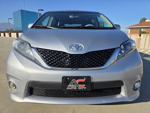 Used 2014 Toyota Sienna SE FWD image 4