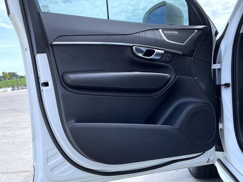Used 2020 Volvo XC90 T5 Momentum w/ Protection Package Premier AWD/4WD image 9