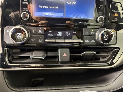 Used 2021 Toyota Highlander XLE AWD/4WD image 20