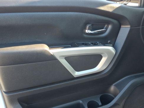 Used 2021 Nissan Titan SV w/ SV Convenience Package image 12