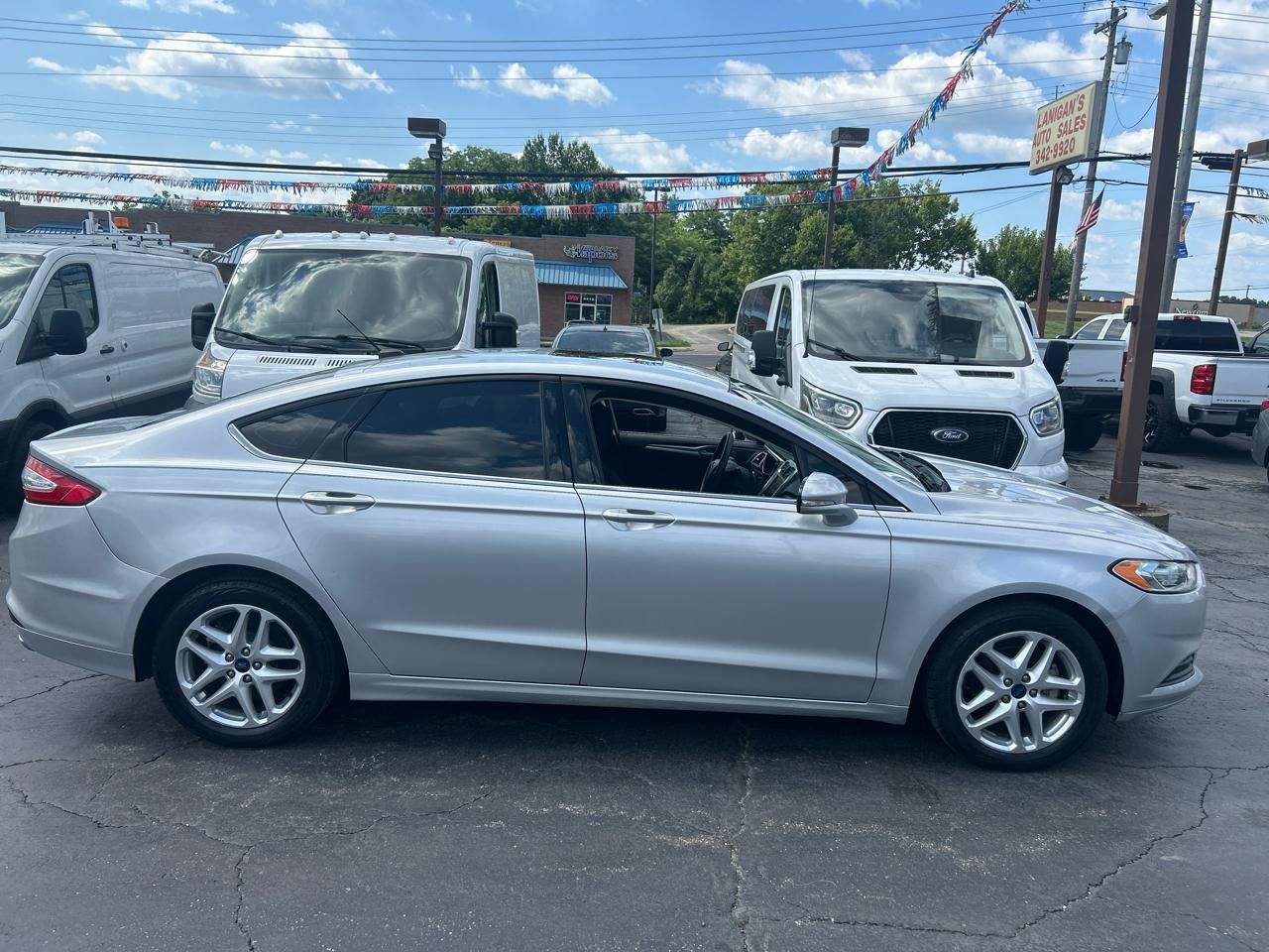 Used 2016 Ford Fusion SE FWD image 4