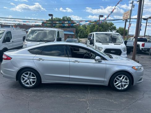 Used 2016 Ford Fusion SE FWD image 4