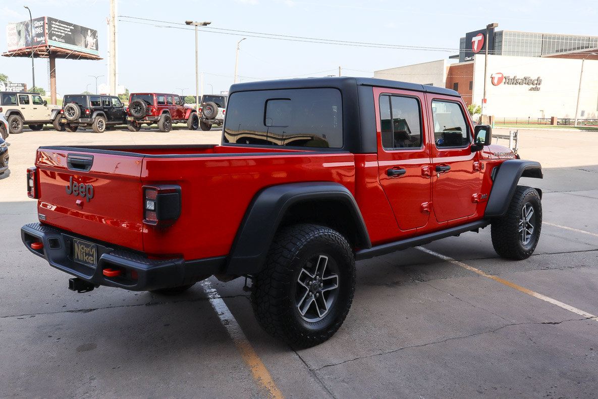 Used 2026 Jeep Gladiator Mojave AWD/4WD image 5