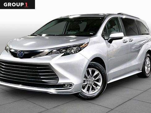Used 2024 Toyota Sienna XLE FWD image 1
