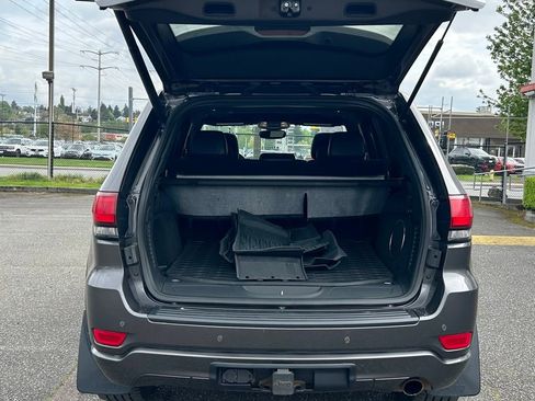 Used 2018 Jeep Grand Cherokee Laredo AWD/4WD image 27