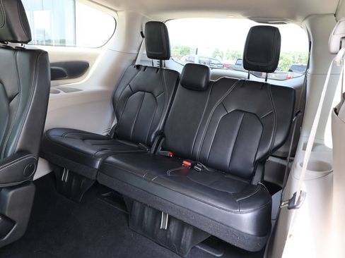 Used 2024 Chrysler Pacifica Touring-L FWD image 26