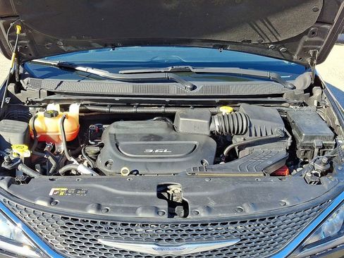 Used 2017 Chrysler Pacifica Limited image 31