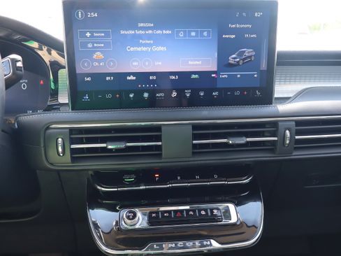 Used 2024 Lincoln Corsair AWD w/ Equipment Group 101A image 18