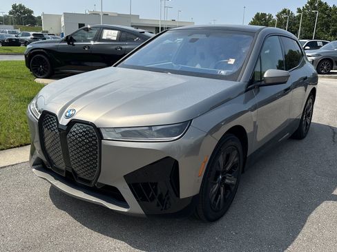Used 2024 BMW iX xDrive50 w/ Premium Package AWD/4WD image 5