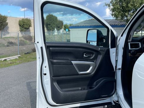 Used 2016 Nissan Titan SL image 17