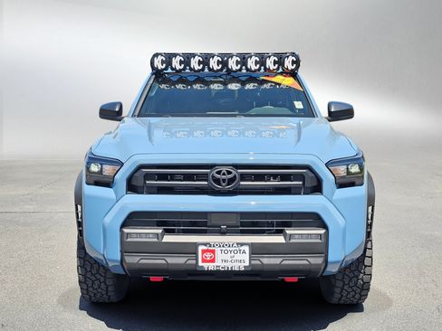 Used 2025 Toyota 4Runner SR5 AWD/4WD image 8