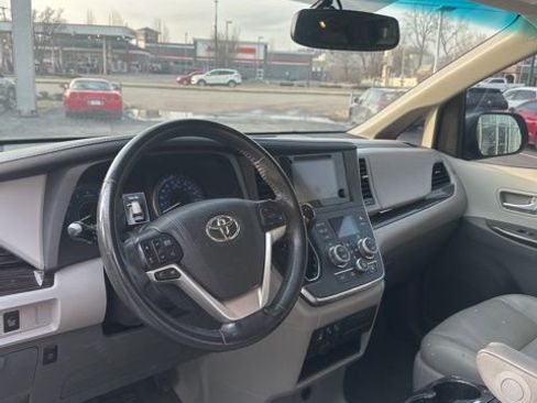 Used 2017 Toyota Sienna XLE image 19