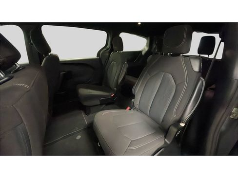 Used 2023 Chrysler Pacifica Touring FWD image 14