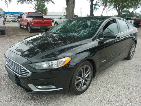 Used 2017 Ford Fusion SE w/ Equipment Group 601A FWD image 1