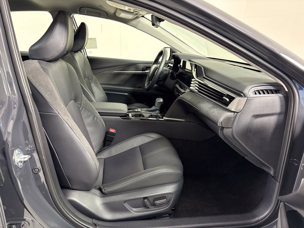 Used 2025 Toyota Camry XLE FWD image 12