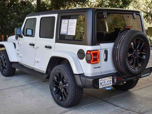 Used 2023 Jeep Wrangler Unlimited Sahara AWD/4WD image 4