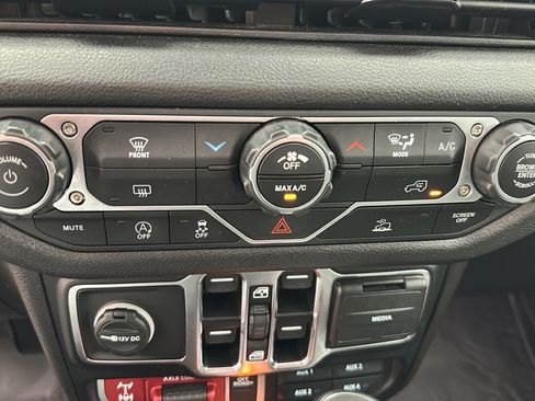 Used 2025 Jeep Wrangler Unlimited Sport AWD/4WD image 18