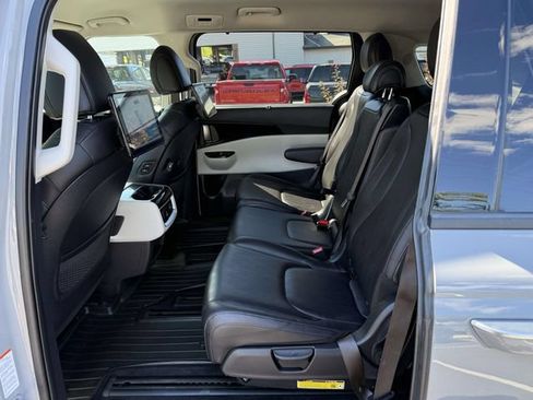 Used 2024 Kia Carnival SX FWD image 12