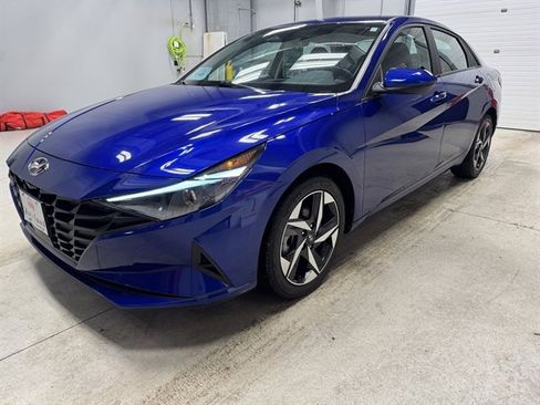 Used 2023 Hyundai Elantra SEL w/ Convenience Package image 3