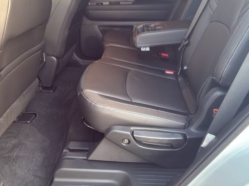 Used 2025 Nissan Pathfinder SL FWD image 22