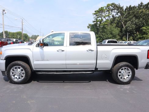Used 2018 GMC Sierra 2500 Denali w/ Duramax Plus Package AWD/4WD image 6