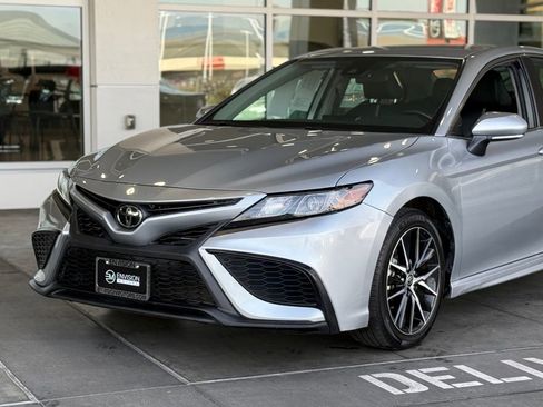 Used 2023 Toyota Camry SE image 3