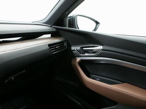 Used 2022 Audi e-tron Premium Plus w/ Premium Plus Package image 24