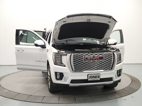 Used 2021 GMC Yukon Denali w/ Denali Premium Package AWD/4WD image 11