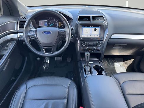 Used 2017 Ford Explorer XLT w/ Equipment Group 202A image 5