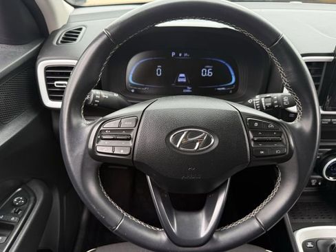 Used 2024 Hyundai Venue Limited FWD image 10