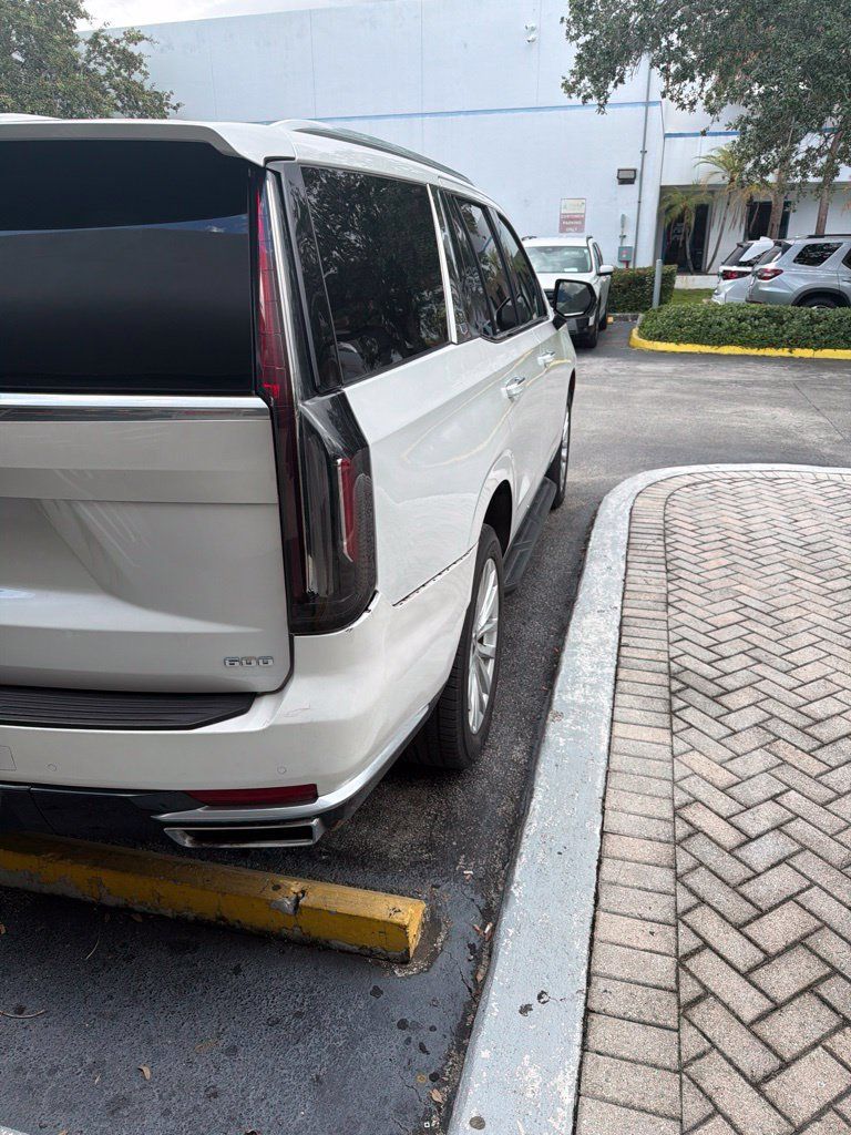 Used 2022 Cadillac Escalade Luxury AWD/4WD image 4