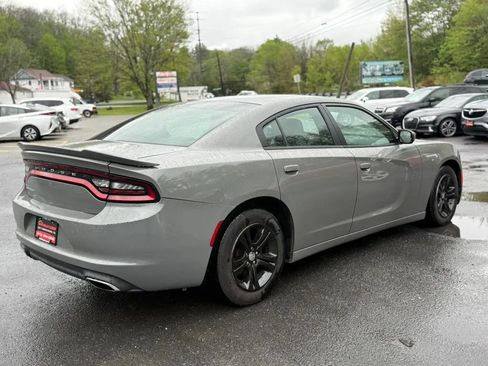 Used 2017 Dodge Charger SE RWD image 5