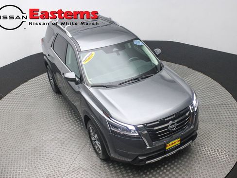 Used 2023 Nissan Pathfinder SL AWD/4WD image 3