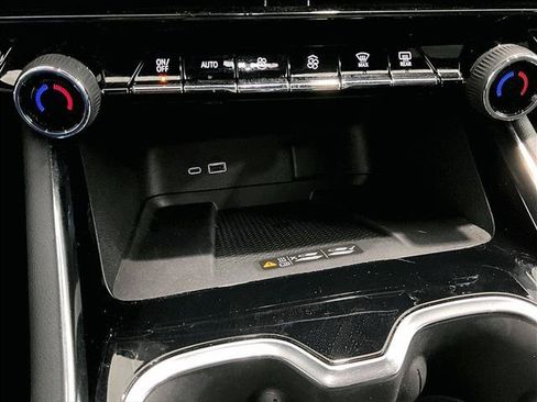 Used 2025 Chevrolet Traverse LT FWD image 26
