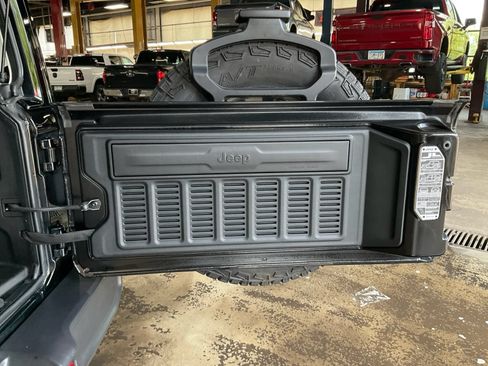 Used 2025 Jeep Wrangler Unlimited Sahara w/ Safety Group AWD/4WD image 21