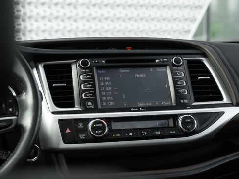 Used 2015 Toyota Highlander Limited Platinum AWD/4WD image 11