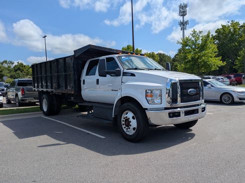 Used 2017 Ford F750 2WD Crew Cab Super Duty image 2