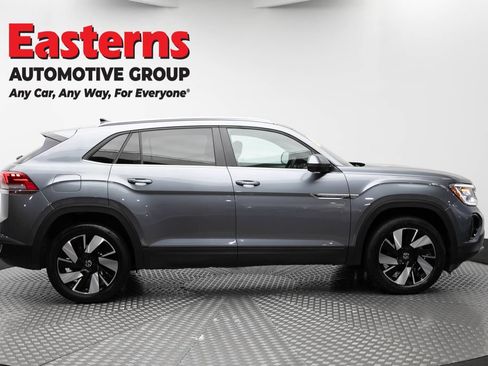 Used 2024 Volkswagen Atlas Cross Sport SE FWD image 3