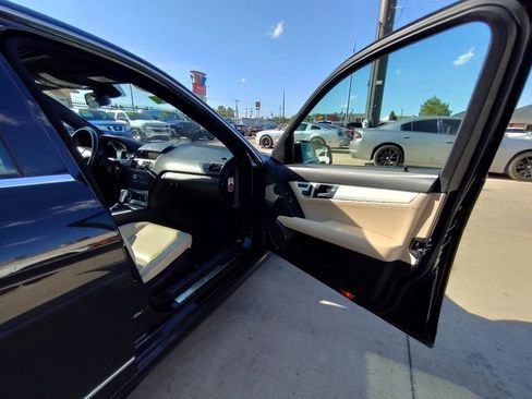 Used 2010 Mercedes-Benz C 300 Sedan image 32