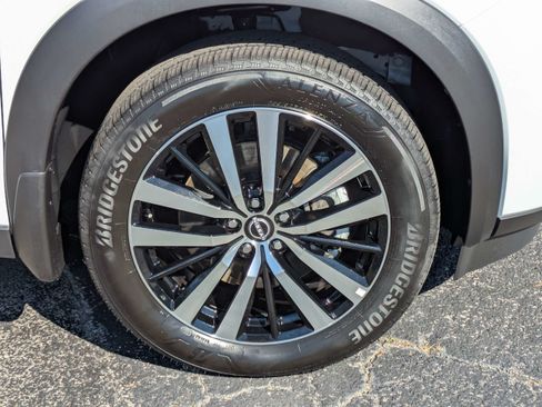 Certified 2025 Nissan Pathfinder Platinum w/ Black Appearance Package FWD image 12
