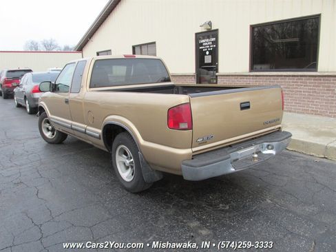 Used 2000 Chevrolet S10 Pickup LS w/ Preferred Equipment Group image 3