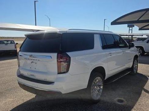 Used 2024 Chevrolet Suburban LT w/ Luxury Package image 5