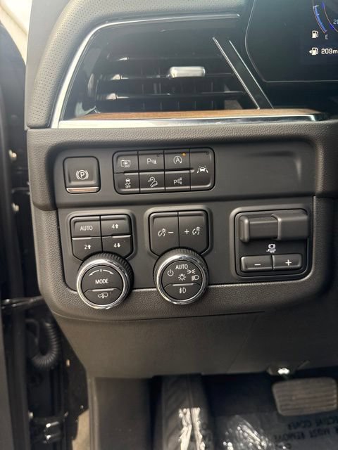 Used 2025 Chevrolet Tahoe High Country AWD/4WD image 28