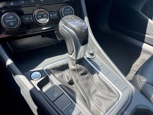 Used 2024 Volkswagen Jetta SE FWD image 19