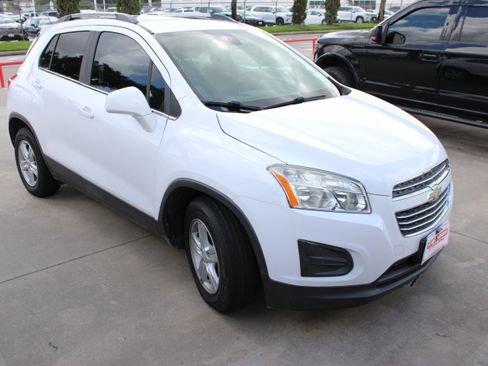 Used 2016 Chevrolet Trax LT w/ LT Sun and Sound Package FWD image 2